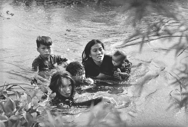Bức ảnh chụp người mẹ dẫn con lội qua sông tránh bom Mỹ mang về cho tác giả Kyoichi Sawada giành Giải thưởng Ảnh báo chí thế giới năm 1965. Kyoichi Sawada là ký giả Nhật, làm việc cho UPI, được giao nhiệm vụ tường thuật chiến tranh Việt Nam.